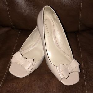 Neutral Bow Wedge Shoes 💗